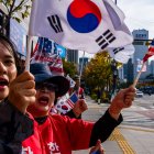 Partidarios coreanos de Trump ondean banderas de EEUU y Corea del Sur