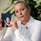 Virginia Giuffre, víctima de Epstein, sosteniendo una foto suya de adolescente