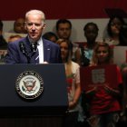 El entonces vicepresidente Joe Biden pronuncia un discurso en Las Vegas, Nevada, 7 de abril de 2016.