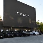 A 45-foot LED screen and Tesla cars are seen at Elon Musk's Tesla Diner on Santa Monica Blvd in the Hollywood neighborhood of Los Angeles on July 8, 2025. Described by Musk in August 2023 as "Grease meets the Jetsons with Supercharging," the retro-futuristic diner will serve classic American fare like burgers and milkshakes.
586 / 5.000
Una pantalla LED de 13,7 metros y coches Tesla se ven en el Tesla Diner de Elon Musk en Santa Monica Blvd