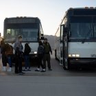 Una foto de inmigrantes antes de abordar un vuelo de deportación en Fort Bliss