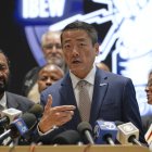 El representante demócrata de Texas Gene Wu, en el centro, rodeado por otros demócratas de la Cámara de Representantes de Texas y miembros demócratas del Congreso, habla durante una rueda de prensa en la sede del Partido Demócrata en Warrenville, Illinois, el lunes 4 de agosto de 2025.