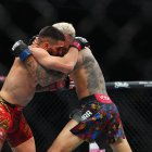 Ilia Topuria y Charles Oliveira, en el UFC 317. Junio de 2025