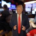 Una silueta recortada del presidente estadounidense Donald Trump se encuentra sobre una mesa mientras los operadores trabajan en la sala de la Bolsa de Nueva York (NYSE) durante la campana de apertura en Nueva York el 11 de julio de 2025.