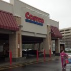 Un cliente sale del almacén mayorista de Costco en Hoover, Alabama, el martes 3 de marzo de 2015