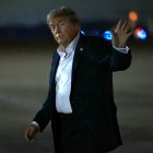 El presidente Donald Trump saluda a su llegada a la Base Conjunta Andrews en Maryland