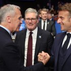 France's President Emmanuel Macron, Canada's Prime Minister Mark Carney (L) and Britain's Prime Minister Keir Starmer