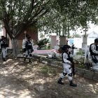 Miembros de la Guardia Nacional de México investigan un asesinato (Archivo)