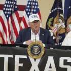 El presidente Donald Trump, junto al gobernador de Texas, Greg Abbott (Archivo)