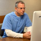 Erik Menéndez durante una audiencia online para su libertad condicional