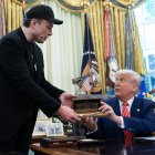 Musk y Trump en el Salón Oval/ Allison Robbert