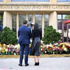 El vicepresidente de Estados Unidos, JD Vance, y la segunda dama, Usha Vance, rinden homenaje a las víctimas del tiroteo en la iglesia católica de la Anunciación, en Minneapolis, Minnesota, el 3 de septiembre de 2025. El 27 de agosto, un hombre armado abrió fuego contra unos escolares que asistían a un servicio religioso en Minneapolis, matando a dos alumnos e hiriendo a 17 personas en la última tragedia violenta que ha conmocionado a Estados Unidos.