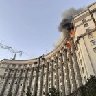 En esta foto proporcionada por el Servicio de Emergencias de Ucrania, se ve humo saliendo de un incendio en el edificio del Consejo de Ministros tras un ataque ruso en Kiev, Ucrania, el domingo.