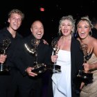 El actor británico Stephen Graham (segundo por la izquierda) posa con miembros de su familia sosteniendo los premios a la mejor miniserie o serie antológica, mejor actor protagonista en una miniserie o serie antológica o película, y mejor guion en una miniserie o serie antológica o película por «Adolescence» durante la 77.ª Gala de los Premios Primetime Emmy celebrada en el Centro de Convenciones de Los Ángeles el 14 de septiembre de 2025.