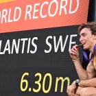 Armand Duplantis celebra su tercer oro mundial