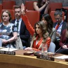 La enviada adjunta de Estados Unidos para Oriente Medio, Morgan Ortagus (C), levanta la mano para vetar un proyecto de resolución durante una reunión del Consejo de Seguridad de las Naciones Unidas sobre la situación en Gaza, en la sede de la ONU en Nueva York, el 18 de septiembre de 2025. El Consejo de Seguridad de la ONU tiene previsto votar la última petición de alto el fuego y de mayor acceso humanitario a Gaza, una medida apoyada por una mayoría que busca actuar a pesar de los repetidos vetos de Estados Unidos.