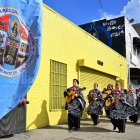 Una banda de mariachis guía a un grupo de votantes latinos