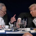 Chuck Schumer, seandor demócrata por Nueva York, y Donald Trump asisten a la 79.ª cena anual de la Fundación Alfred E. Smith Memorial en el New York Hilton Midtown, Nueva York, NY, el 17 de octubre de 2024.