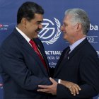 Los dictadores de Cuba y Venezuela, Nicolas Maduro (I) y Miguel Diaz Canel