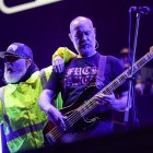 Fred Durst (izq.) y Sam Rivers, de la banda estadounidense "Limp Bizkit", se presentan en el escenario del Festival Estéreo Picnic