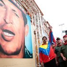 Nicolás Maduro y su régimen junto a una imagen del expresidente Hugo Chávez en Caracas, Venezuela.