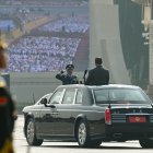 El presidente de China, Xi Jinping (derecha), recibe el saludo militar antes de comenzar su inspección de las tropas durante un desfile militar que conmemora el 80.º aniversario de la victoria sobre Japón y el fin de la Segunda Guerra Mundial, en la plaza de Tiananmen de Pekín, el 3 de septiembre de 2025.