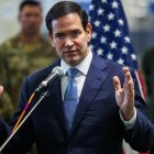 El secretario de Estado estadounidense, Marco Rubio, habla con los medios de comunicación tras visitar el Centro de Coordinación Civil-Militar en el sur de Israel el 24 de octubre de 2025