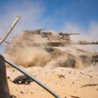 Esta fotografía publicada por las Fuerzas de Defensa de Israel (IDF) el 19 de mayo de 2025 muestra a tropas israelíes operando en la Franja de Gaza.