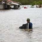 Un cubano rescata sus pertenencias tras el paso del huracán Melissa