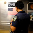 Oficial del NYPD en el metro/ Charly Triballeau