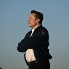 Elon Musk baja del Air Force One