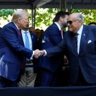 Donald Trump saluda a Rudy Giuliani. Septiembre de 2024