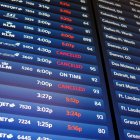 Pantallas del aeropuerto de Nueva York informan sobre cancelaciones de vuelos