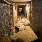 Fotografía tomada el 16 de noviembre de 2011 que muestra el interior de un túnel para el narcotráfico descubierto en Tijuana, México. La policía descubrió un importante túnel transfronterizo para el narcotráfico que conectaba México con California, Estados Unidos, e incautó 14 toneladas de marihuana, informaron las autoridades el miércoles. El túnel, descubierto el martes, conectaba almacenes en San Diego y Tijuana, indicaron las autoridades.