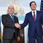 Marco Rubio estrecha la mano del ministro brasileño Mauro Vieira