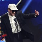 Bad Bunny recibe el premio a la Mejor Canción Urbana por "LA MuDANZA"