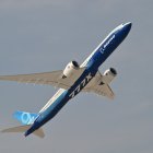 Un avión Boeing 777se prepara para despegar en un aeropuerto de Dubái