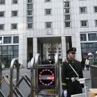 Un agente monta guardia frente a un edificio del Ministerio de Asuntos Exteriores en Pekín