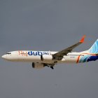 Un avión Flydubai, Boeing 737 MAX 8 hace una demostración de vuelo