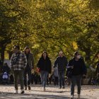 Varias personas caminan por Central Park (Nueva York). Imagen de archivoWarmer temperatures and heavier rainfall are keeping leaves greener for longer while extreme weather events like heatwaves and storms are stripping trees bare before getting to autumn, according to conservationists. (Photo by Ed JONES / AFP)