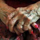 Las manos de una persona mayor (Archivo)
