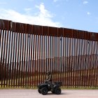 Muro fronterizo en Nogales, Arizona/ Charly Triballeau