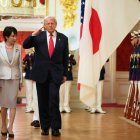 El presidente Donald Trump, en el centro, pasa revista a una guardia de honor, escoltada por la primera ministra de Japón, Sanae Takaichi, a su llegada al Palacio de Akasaka en Tokio, Japón, el martes 28 de octubre de 2025.