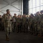 El presidente del Estado Mayor Conjunto, general Dan Caine, se dirige a los aviadores del 346.º Ala Expedicionaria Aérea durante una reunión general en el aeródromo José Aponte, Puerto Rico, el 24 de noviembre de 2025. El general Caine agradeció a los aviadores su servicio y dedicación antes de la temporada navideña.