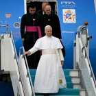 El papa León XIV desembarca de su avión tras su llegada al Aeropuerto Internacional Esenboga, en Ankara, el 27 de noviembre de 2025. El papa León XIV llegó a Turquía en el primer viaje al extranjero de su papado, que también le llevará al Líbano.