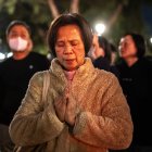 Una mujer reza por la catástrofe de Hong Kong