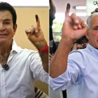 En esta combinación de imágenes de archivo creada el 1 de diciembre de 2025, el candidato presidencial hondureño Salvador Nasralla (izquierda), del Partido Liberal de la oposición, muestra su dedo manchado de tinta después de votar en un colegio electoral durante las elecciones generales en Tegucigalpa, el 30 de noviembre de 2025, y el candidato presidencial hondureño del Partido Nacional, Nasry Asfura, muestra su dedo manchado de tinta después de votar en Tegucigalpa el 30 de noviembre de 2025.