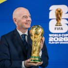Gianni Infantino, con el trofeo de la Copa Mundial de la FIFA. Noviembre de 2026