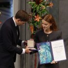 Ana Corina Sosa (D), la hija de la líder venezolana Maria Corina Machado, recibe el Premio Nobel de su madre