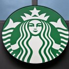Logo de Starbucks en una tienda de Shanghai/ Hector Retamal